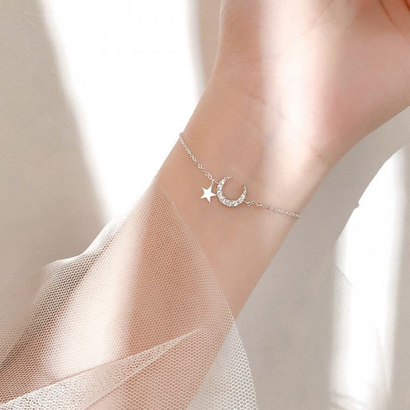 Simple Cute Star Moon Pendant Chain Bracelet Trendy Luxury Connected Finger Bracelet for Women Girl Elegant Party Gift Wholesale